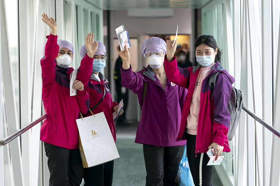 Sichuan treats medics assisting virus-hit regions to hot pot for a year